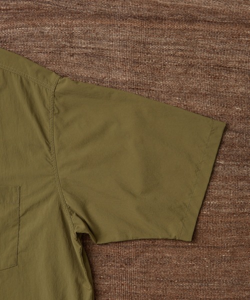 WILD LIFE TAILOR Adam et Rope'(ワイルドテーラーアダムエロペ )の「【WILD LIFE TAILOR】ワッシャーナイロン タスラン ショートスリーブ レギュラーカラーシャツ / 弱撥水 / UVカット / 接触冷感 / 透湿(シャツ/ブラウス・メンズ・ネイビー/オリーブ/チャコールグレー・L/M)」の13枚目の写真