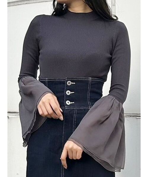 MERCURYDUO（マーキュリーデュオ）の「異素材フレアスリーブ切替ニット（ニット/セーター・レディース・オフホワイト/ブルー/チャコールグレー・FREE）」の2枚目の写真