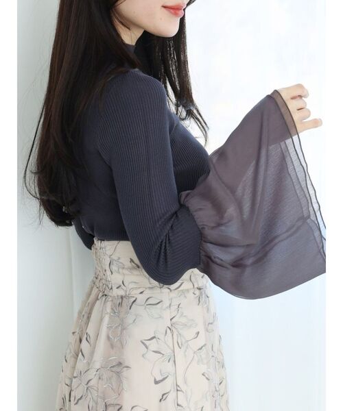 MERCURYDUO（マーキュリーデュオ）の「異素材フレアスリーブ切替ニット（ニット/セーター・レディース・オフホワイト/ブルー/チャコールグレー・FREE）」の4枚目の写真