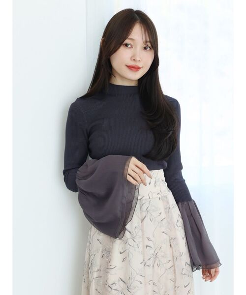 MERCURYDUO（マーキュリーデュオ）の「異素材フレアスリーブ切替ニット（ニット/セーター・レディース・オフホワイト/ブルー/チャコールグレー・FREE）」の7枚目の写真