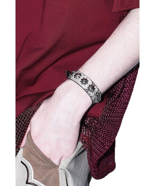 TOGA（トーガ）の「CONCHO LEATHER BANGLE（バングル/リストバンド