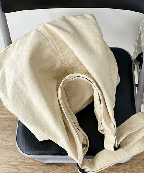 URBAN OUTFITTER☆ウォッシュ デニム メッセンジャー バッグ BDG Denim Messenger Bag | Urban Outfitters