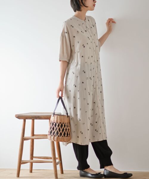 rps（アールピーエス）の「総刺繍５分袖シャツワンピース（シャツワンピース・レディース・チャコールグレー/ブルー/グレイッシュベージュ・フリー）」の2枚目の写真