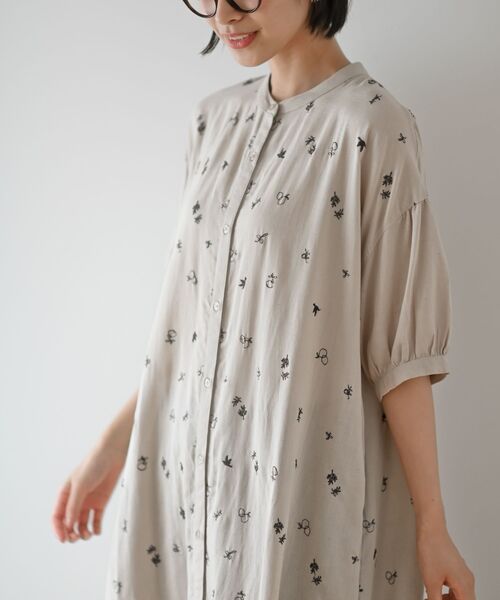 rps（アールピーエス）の「総刺繍５分袖シャツワンピース（シャツワンピース・レディース・チャコールグレー/ブルー/グレイッシュベージュ・フリー）」の8枚目の写真