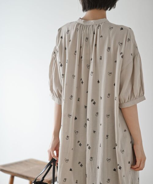 rps（アールピーエス）の「総刺繍５分袖シャツワンピース（シャツワンピース・レディース・チャコールグレー/ブルー/グレイッシュベージュ・フリー）」の6枚目の写真