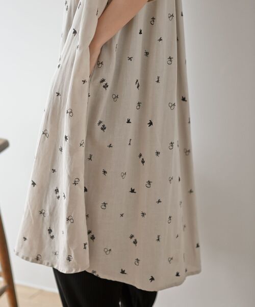rps（アールピーエス）の「総刺繍５分袖シャツワンピース（シャツワンピース・レディース・チャコールグレー/ブルー/グレイッシュベージュ・フリー）」の5枚目の写真
