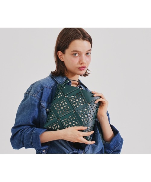 genten(ゲンテン)の「サスカットバスケット 巾着(ショルダーバッグ・レディース・ライトブラウン/ブラウン/ホワイト/グリーン・FREE)」の14枚目の写真
