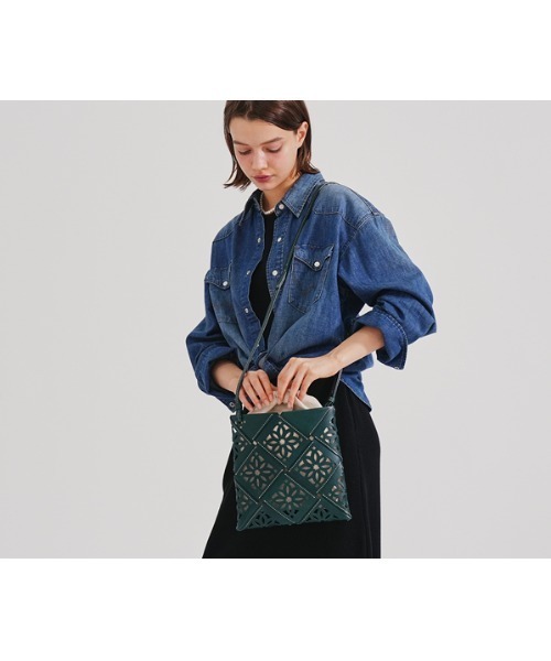 genten(ゲンテン)の「サスカットバスケット 巾着(ショルダーバッグ・レディース・ライトブラウン/ブラウン/ホワイト/グリーン・FREE)」の13枚目の写真