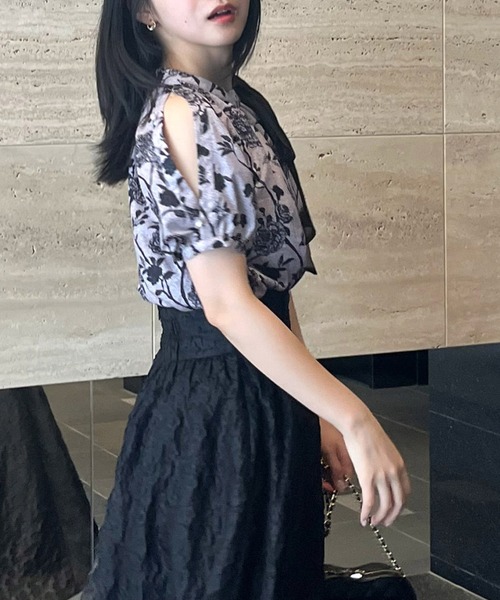 ROYAL PARTY（ロイヤルパーティー）の「オリジナル花柄パフスリーブブラウス（シャツ/ブラウス・レディース・ブラック/ベージュ・FREE）」の7枚目の写真