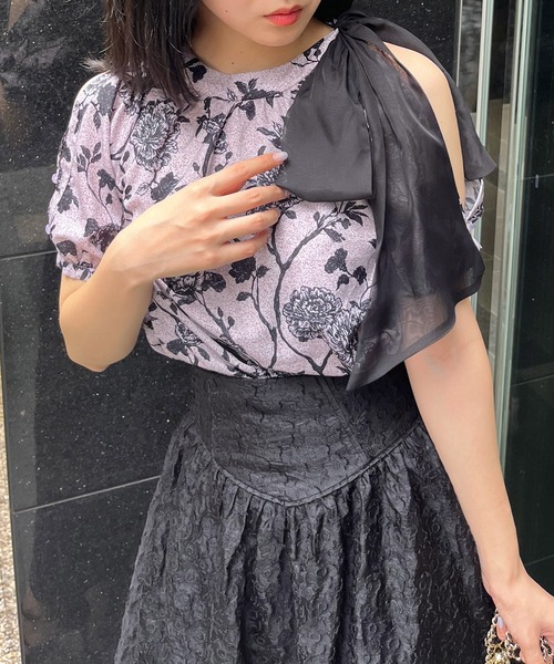 ROYAL PARTY（ロイヤルパーティー）の「オリジナル花柄パフスリーブブラウス（シャツ/ブラウス・レディース・ブラック/ベージュ・FREE）」の4枚目の写真