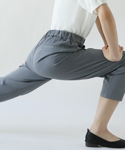 COCOMOMO(ココモモ)の「きれいめ美脚 テーパード アンクルパンツ センタープレス / バックゴム(スラックス・レディース・ブラック/グレー/ベージュ・S/M/L/XL)」の21枚目の写真