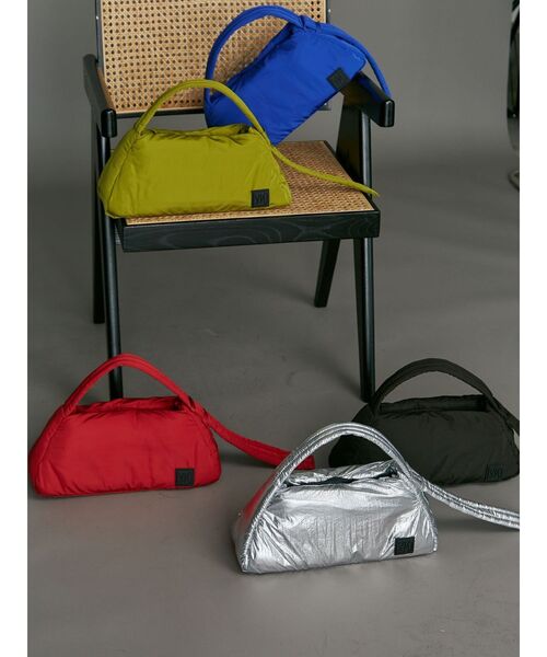 UN3D.（アンスリード）の「PADDED TRIANGLE MINI BAG / パデッド 