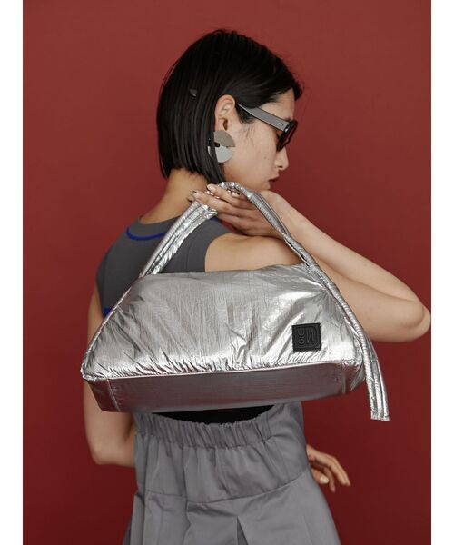 UN3D.（アンスリード）の「PADDED TRIANGLE MINI BAG / パデッド