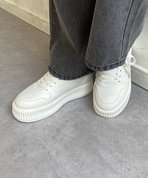 Thevon（ゼボン）の「ボリュームソールコートスニーカー（スニーカー・レディース・キャメル/ブラック/オフホワイト・L/M）」の2枚目の写真