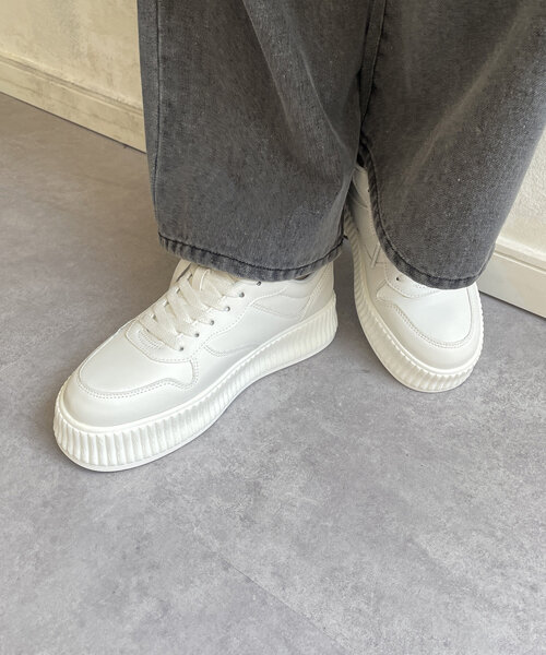 Thevon（ゼボン）の「ボリュームソールコートスニーカー（スニーカー・レディース・キャメル/ブラック/オフホワイト・L/M）」の4枚目の写真