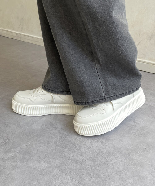 Thevon（ゼボン）の「ボリュームソールコートスニーカー（スニーカー・レディース・キャメル/ブラック/オフホワイト・L/M）」の5枚目の写真