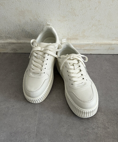 Thevon（ゼボン）の「ボリュームソールコートスニーカー（スニーカー・レディース・キャメル/ブラック/オフホワイト・L/M）」の7枚目の写真