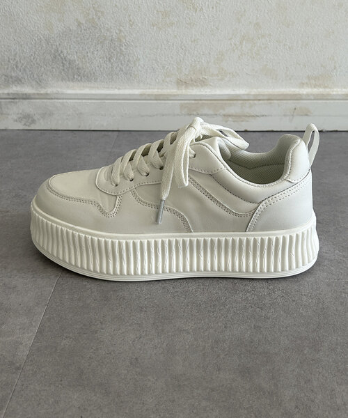 Thevon（ゼボン）の「ボリュームソールコートスニーカー（スニーカー・レディース・キャメル/ブラック/オフホワイト・L/M）」の9枚目の写真