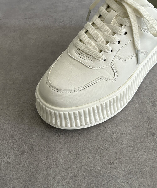 Thevon（ゼボン）の「ボリュームソールコートスニーカー（スニーカー・レディース・キャメル/ブラック/オフホワイト・L/M）」の10枚目の写真