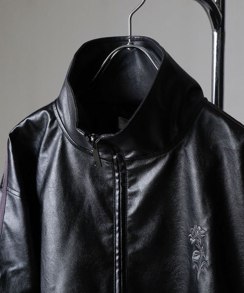 NILWAY（ニルウェイ）の「薔薇 刺繍 ライン フェイク レザージャケット（ブルゾン・メンズ・グレー系/ブラック系・MEDIUM/LARGE）」の3枚目の写真