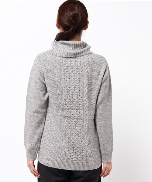 AVIREX（アヴィレックス）の「avirex/ アヴィレックス/ CABLE TURTLE KNIT PULL OVER/ｹｰﾌﾞﾙﾀｰﾄﾙﾆｯﾄﾌﾟﾙｵｰﾊﾞｰ（ニット/セーター・レディース・レッド/グレー・フリー）」の5枚目の写真