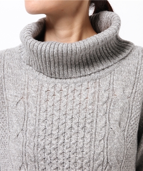 AVIREX（アヴィレックス）の「avirex/ アヴィレックス/ CABLE TURTLE KNIT PULL OVER/ｹｰﾌﾞﾙﾀｰﾄﾙﾆｯﾄﾌﾟﾙｵｰﾊﾞｰ（ニット/セーター・レディース・レッド/グレー・フリー）」の6枚目の写真