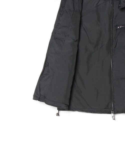 EMPORIO ARMANI（エンポリオアルマーニ）の「【エンポリオ アルマーニ】フード付きジップアップ ノースリーブダウンジャケット ナイロンジャカード オールオーバーロゴレタリング（ダウンベスト・メンズ・ブラック・48/50/52）」の6枚目の写真