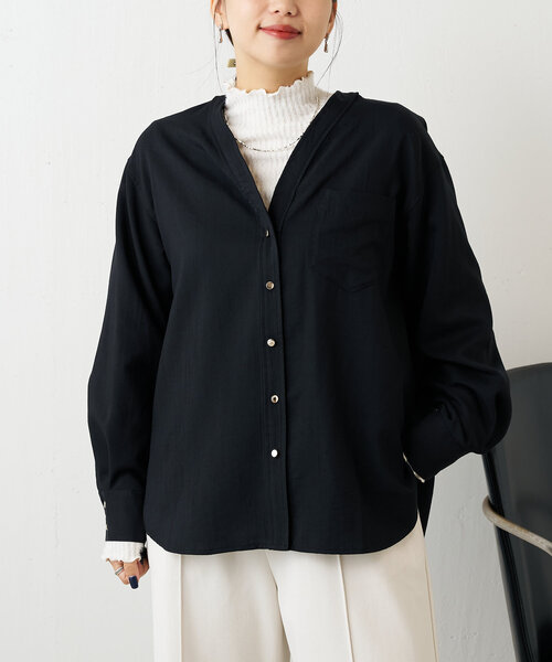 Jena espace merveilleux(ジェナ エスパスメルヴェイユ)の「金ボタントロミVシャツ(シャツ/ブラウス・レディース・ブラック/オフホワイト/グリーン・FREE)」の3枚目の写真