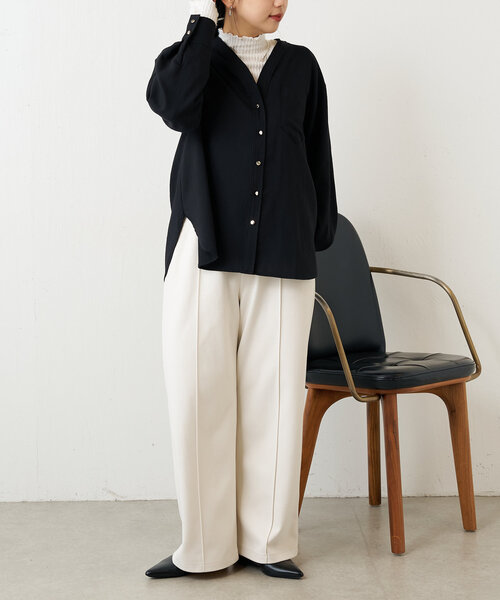 Jena espace merveilleux(ジェナ エスパスメルヴェイユ)の「金ボタントロミVシャツ(シャツ/ブラウス・レディース・ブラック/オフホワイト/グリーン・FREE)」の18枚目の写真