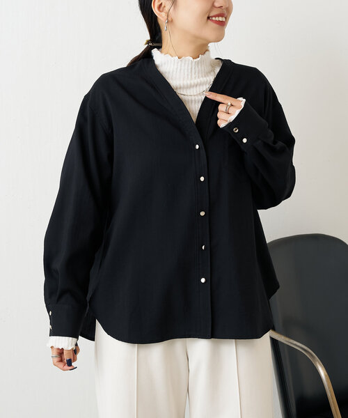 Jena espace merveilleux(ジェナ エスパスメルヴェイユ)の「金ボタントロミVシャツ(シャツ/ブラウス・レディース・ブラック/オフホワイト/グリーン・FREE)」の21枚目の写真