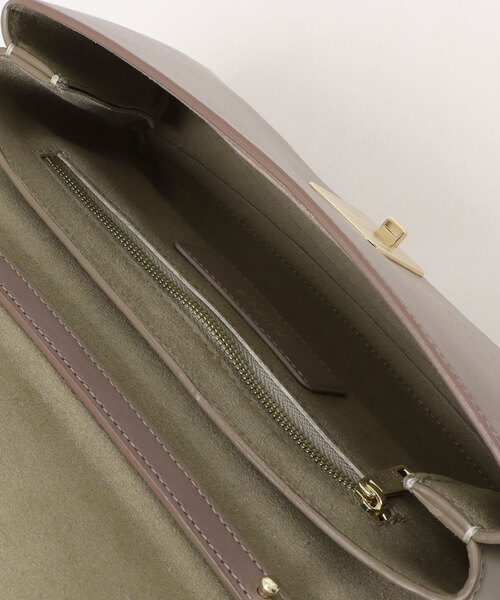 FURLA（フルラ）の「FURLA MERIDIANA M CROSSBODY（ショルダーバッグ・レディース・ブラック/オリーブ・ONE SIZE）」の14枚目の写真