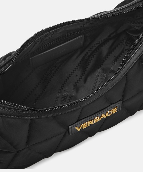 VERSACE(ヴェルサーチ)の「キルティング ホーボー メッセンジャー バッグ ヴェルサーチェ ミス(ショルダーバッグ・メンズ・ブラック×ゴールド・ONE SIZE)」の3枚目の写真