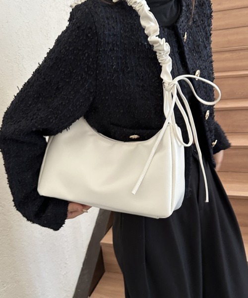 mebole(メボレ)の「くしゅくしゅハンドルribbonショルダー(ショルダーバッグ・レディース・ホワイト/ブラック/ブラウン/シルバー/ゴールド・FREE)」の2枚目の写真