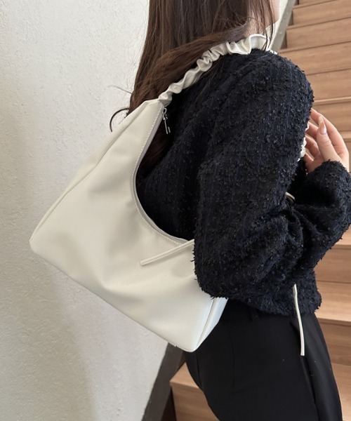 mebole(メボレ)の「くしゅくしゅハンドルribbonショルダー(ショルダーバッグ・レディース・ホワイト/ブラック/ブラウン/シルバー/ゴールド・FREE)」の6枚目の写真