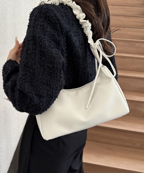 mebole(メボレ)の「くしゅくしゅハンドルribbonショルダー(ショルダーバッグ・レディース・ホワイト/ブラック/ブラウン/シルバー/ゴールド・FREE)」の7枚目の写真
