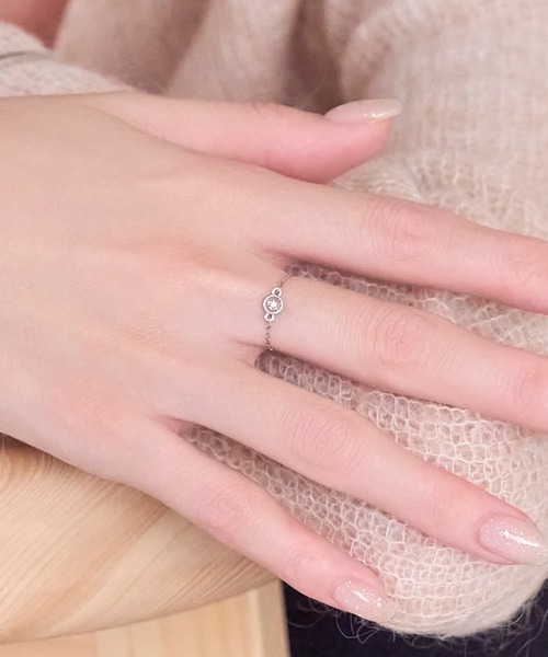 Phoebe（フィービィー）の「≪サイズ調整可能≫【金属アレルギー対応】プチベゼルストーンチェーンリング（リング・レディース・シルバー/シャンパン/イエローゴールド・FREE）」の2枚目の写真