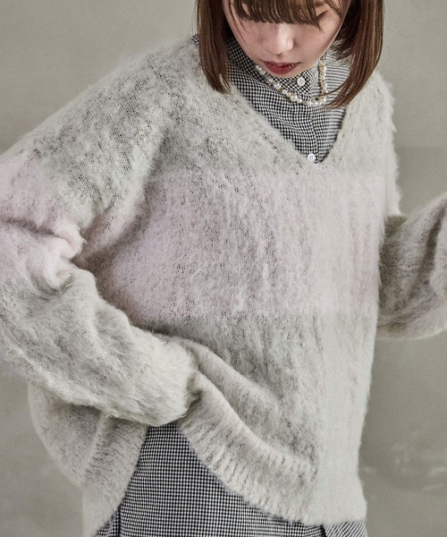 Fashion Letter(ファッションレター)の「モヘアVネック クロップドニット(ニット/セーター・レディース・ライトグレー/チャコール/アイボリー・M)」の2枚目の写真