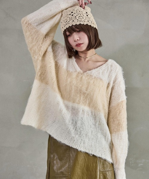Fashion Letter(ファッションレター)の「モヘアVネック クロップドニット(ニット/セーター・レディース・ライトグレー/チャコール/アイボリー・M)」の4枚目の写真