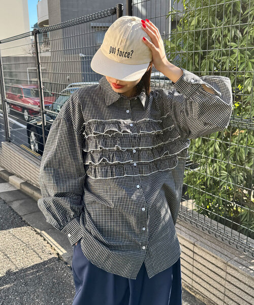 CIAOPANIC（チャオパニック）の「フリルドッキングオーバーシャツ/シアー（シャツ/ブラウス・レディース・ブルー/ブラック/グリーン/ネイビー/イエロー/ダークグリーン/ブラック系その他/イエロー系その他/ピンク/ブルー系その他/インディゴブルー/マスタード/オレンジ/グリーン系その他/モスグリーン/レッド/モカ/ベージュ/ダークブルー・ONE SIZE）」の2枚目の写真