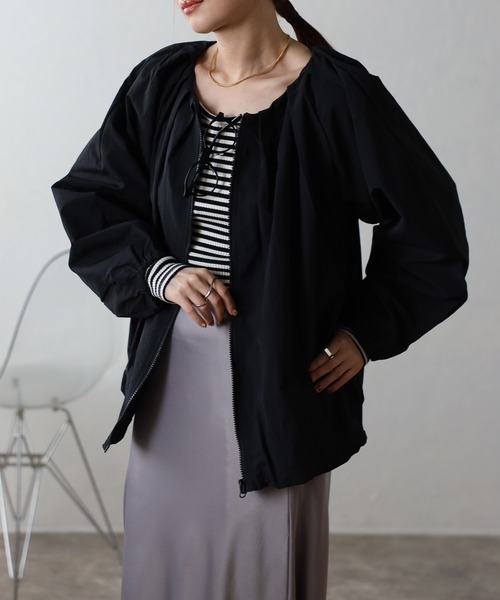 Fizz(フィズ)の「ゆったりタックバルーンブルゾン(ノーカラージャケット・レディース・ブラック/ベージュ/アイボリー/チャコール・M)」の2枚目の写真