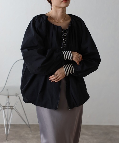 Fizz(フィズ)の「ゆったりタックバルーンブルゾン(ノーカラージャケット・レディース・ブラック/ベージュ/アイボリー/チャコール・M)」の22枚目の写真