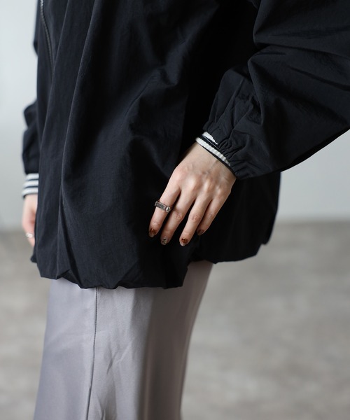 Fizz(フィズ)の「ゆったりタックバルーンブルゾン(ノーカラージャケット・レディース・ブラック/ベージュ/アイボリー/チャコール・M)」の15枚目の写真