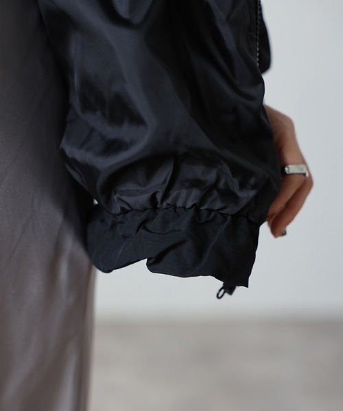 Fizz(フィズ)の「ゆったりタックバルーンブルゾン(ノーカラージャケット・レディース・ブラック/ベージュ/アイボリー/チャコール・M)」の14枚目の写真