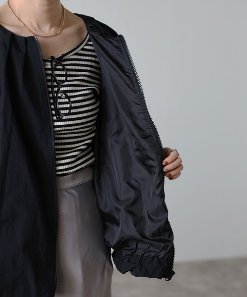 Fizz(フィズ)の「ゆったりタックバルーンブルゾン(ノーカラージャケット・レディース・ブラック/ベージュ/アイボリー/チャコール・M)」の13枚目の写真