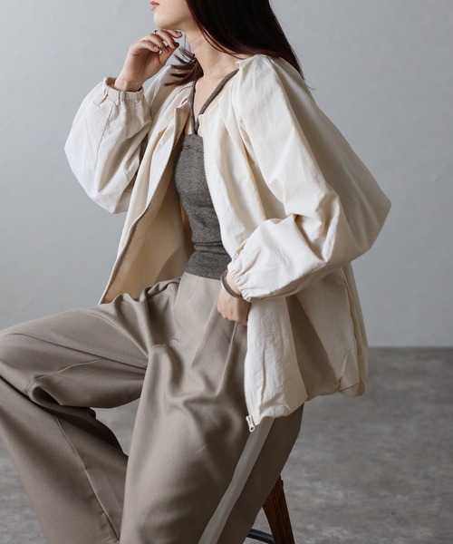 Fizz(フィズ)の「ゆったりタックバルーンブルゾン(ノーカラージャケット・レディース・ブラック/ベージュ/アイボリー/チャコール・M)」の10枚目の写真