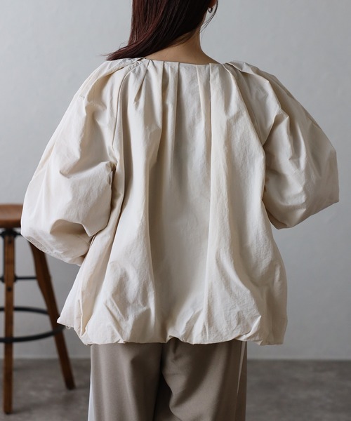 Fizz(フィズ)の「ゆったりタックバルーンブルゾン(ノーカラージャケット・レディース・ブラック/ベージュ/アイボリー/チャコール・M)」の9枚目の写真