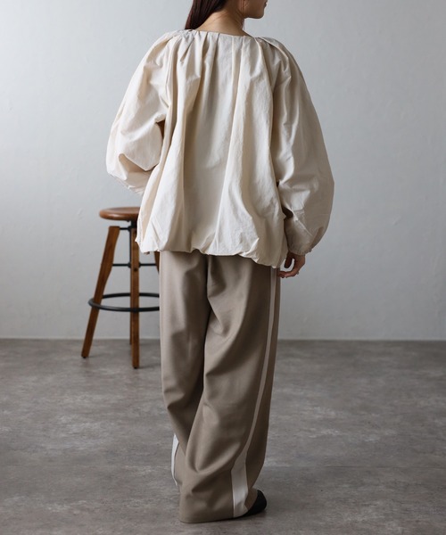 Fizz(フィズ)の「ゆったりタックバルーンブルゾン(ノーカラージャケット・レディース・ブラック/ベージュ/アイボリー/チャコール・M)」の5枚目の写真