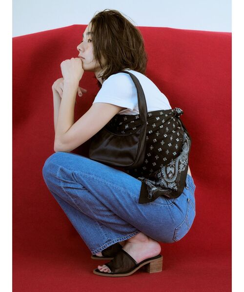 Ungrid(アングリッド)の「ペイズリー柄大判スカーフ(ストール/ショール・レディース・レッド/ブラック・FREE)」の5枚目の写真
