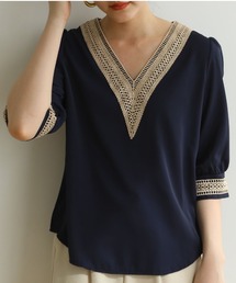 一枚で夏服にピッタリな刺繍デザインVネック上品ブラウス