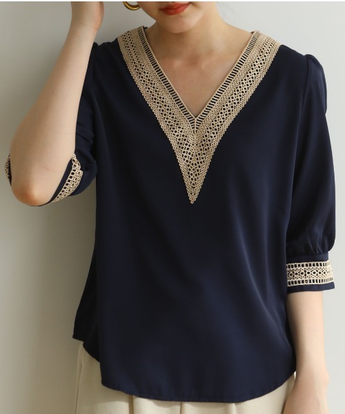 maison de LATIR（メゾンドラティール）の「一枚で夏服にピッタリな刺繍デザインVネック上品ブラウス（シャツ/ブラウス・レディース・ブラック/ネイビー/ホワイト・L/M/LL）」の3枚目の写真